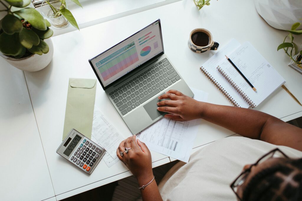 Un freelance assis à une table avec un ordinateur portable